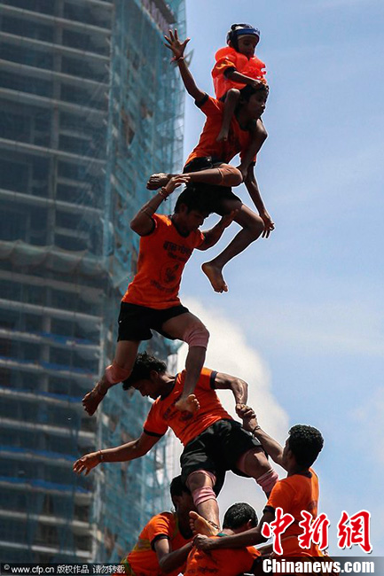 印度人民叠罗汉庆祝传统宗教节日