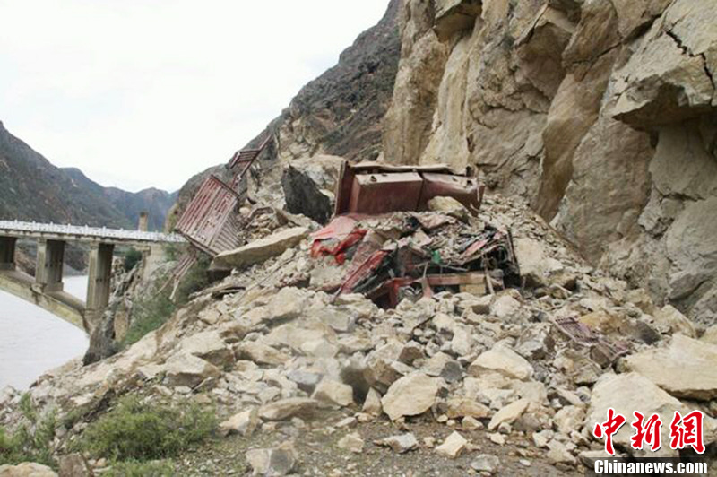 滇川交界5.9级地震 落石砸中车辆致2人死亡