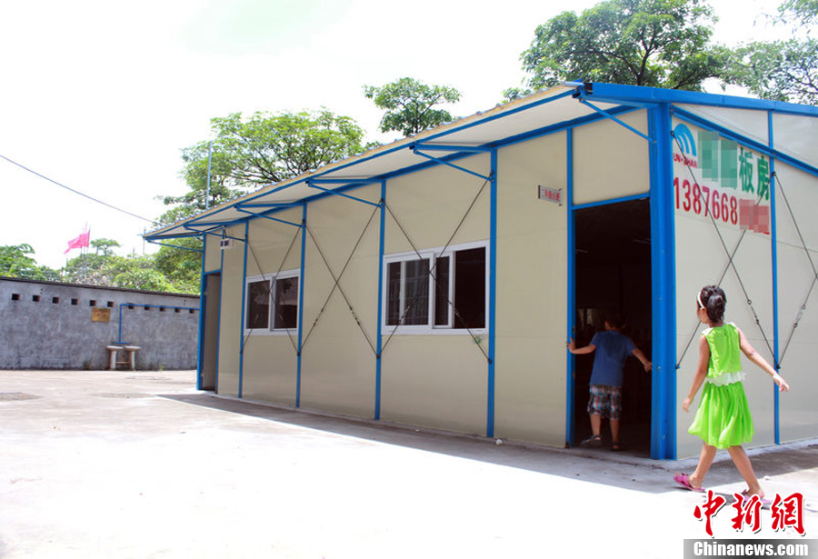 海口一小学教室紧张搭活动板房供学生上课