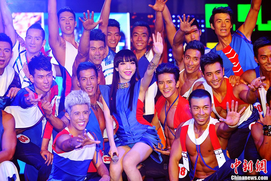 吴莫愁助阵coolguy总决赛猛男伴舞high爆全场