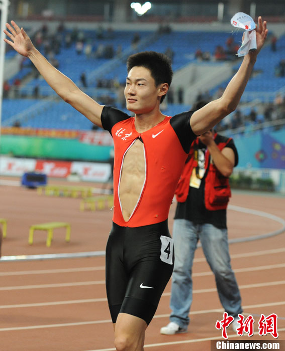 全运会男子百米决赛张培萌夺冠后撕开上衣