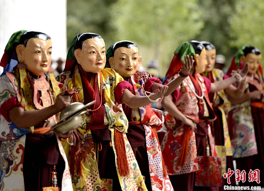 西藏日喀则地区扎什伦布寺僧人表演跳神