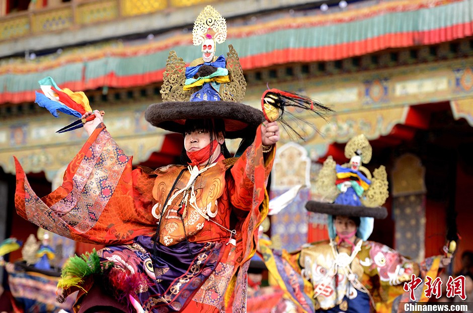 西藏日喀则地区扎什伦布寺僧人表演跳神