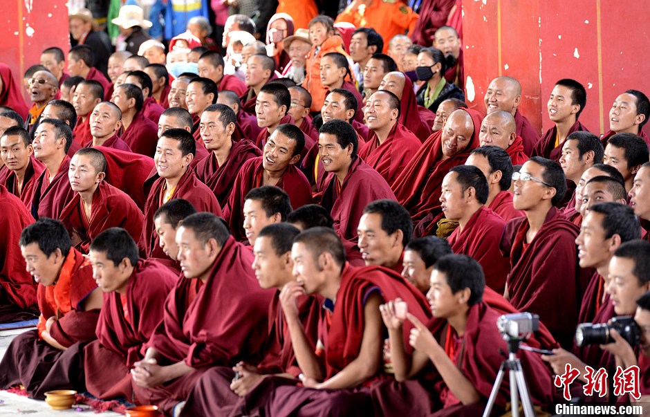西藏日喀则地区扎什伦布寺僧人表演跳神