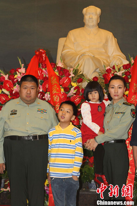 毛泽东逝世37周年毛新宇全家纪念堂里缅怀先辈
