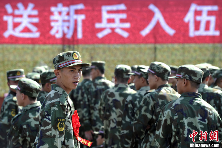 中国首次夏季征兵新兵依依不舍开赴军营
