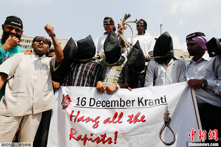 印度庭审黑公交轮奸案嫌犯示威者庭外模拟绞刑