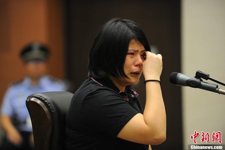 南京饿死女童案开庭审理受审母亲抹泪哭泣