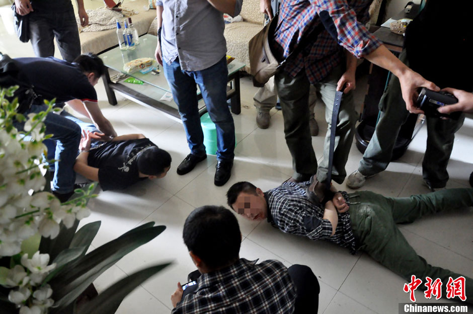 成都警方开展禁毒百日攻坚会战毒贩抓捕现场曝光