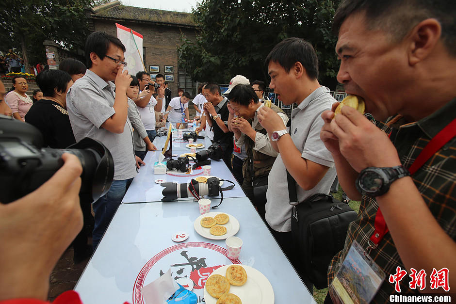 摄影师平遥古城参加吃月饼大赛