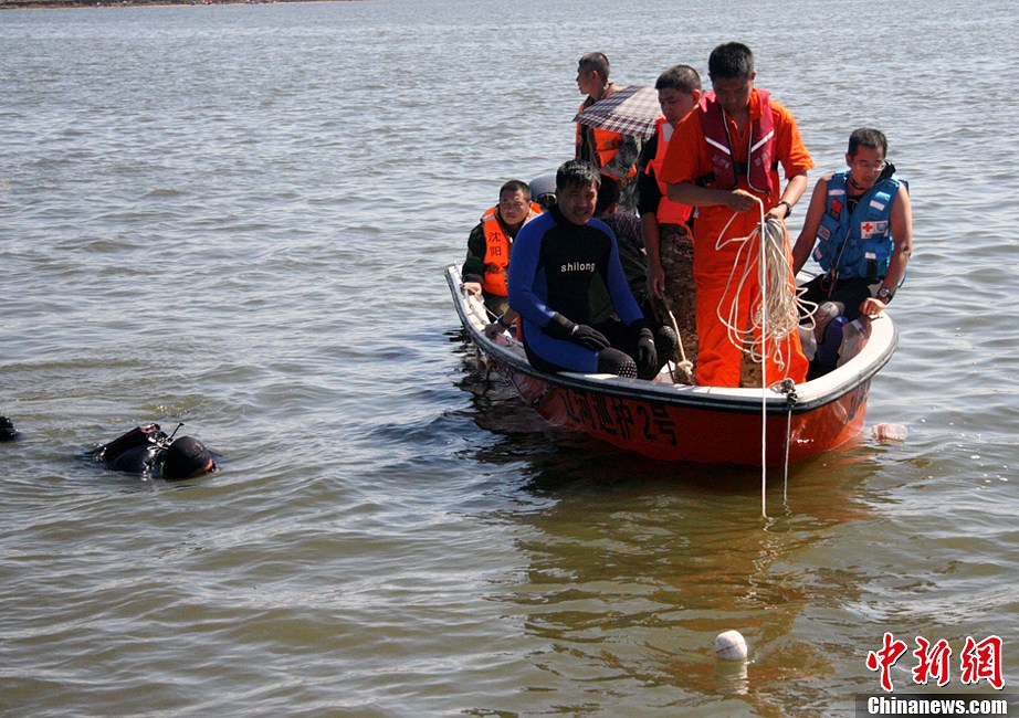 在沈阳坠落的表演飞机残骸及飞行员遗体打捞出水