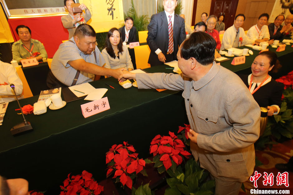 9月22日,纪念毛泽东诞辰120周年大型书画展在山西太原举行,毛泽东之孙
