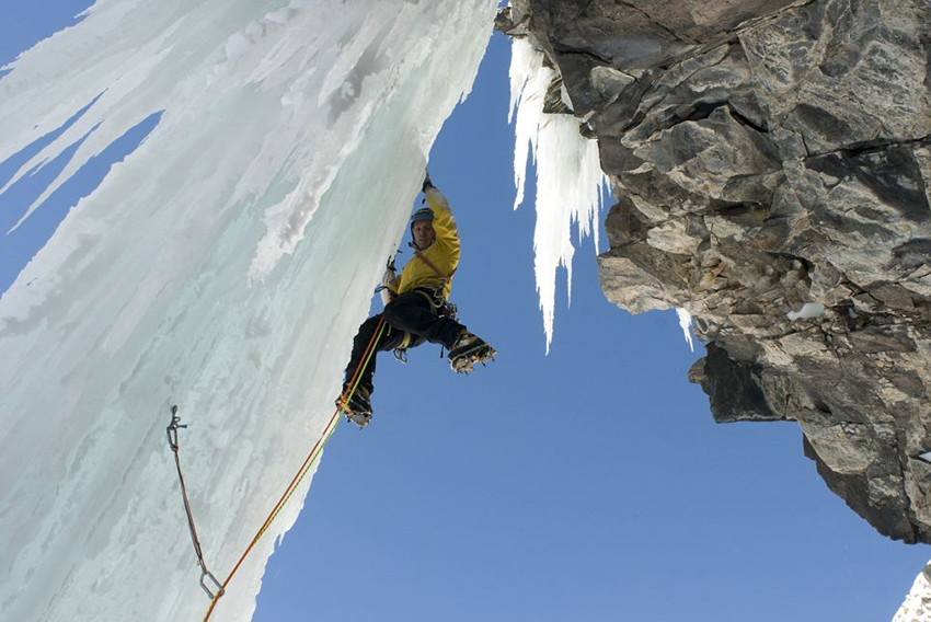 美登山者成功攀爬30米冰冻瀑布