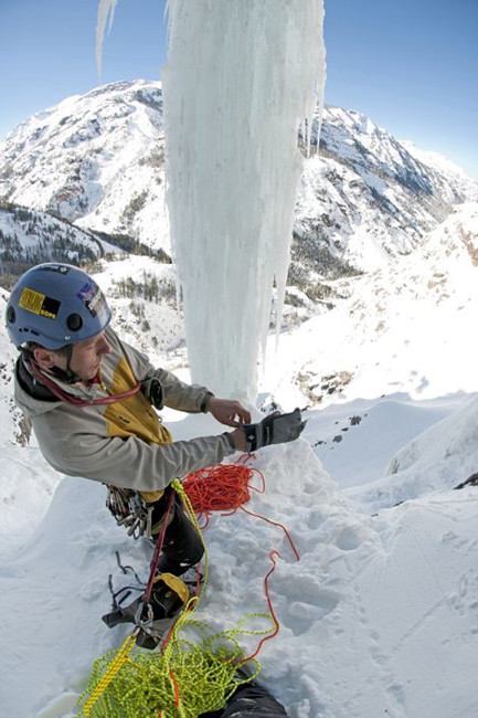 美登山者成功攀爬30米冰冻瀑布