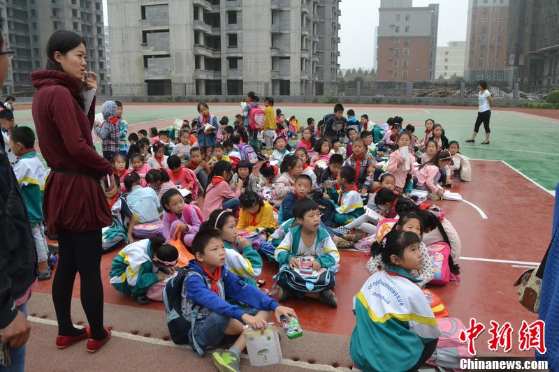 郑州施工单位将700余学生赶出教室