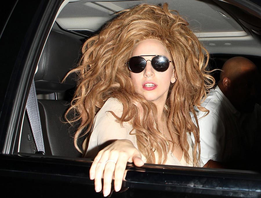 Lady Gaga戴鼻环顶狮子头外出用餐 小秀乳沟