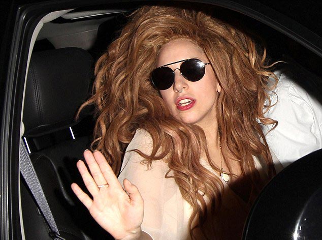 Lady Gaga戴鼻环顶狮子头外出用餐 小秀乳沟
