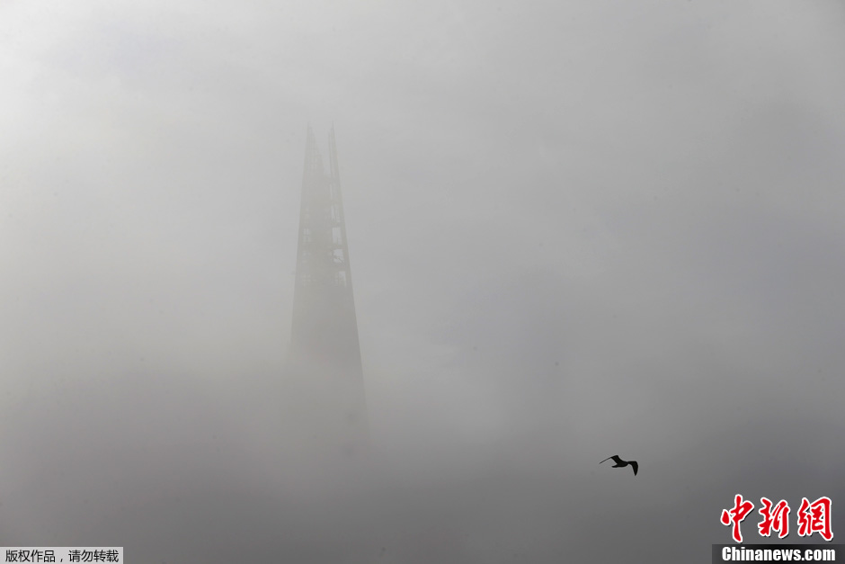 伦敦遭大雾袭击 遮天蔽日能见度低
