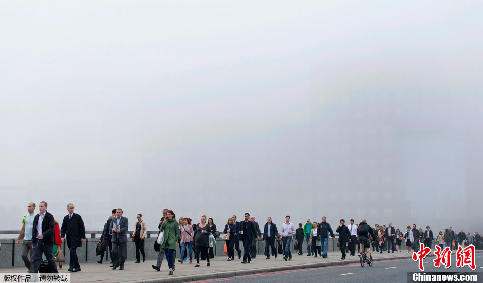 伦敦遭大雾袭击 遮天蔽日能见度低