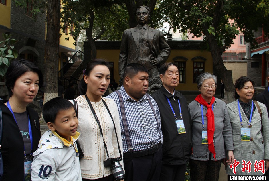 毛新宇一家参加纪念陈潭秋等烈士牺牲70周年活动-中新网