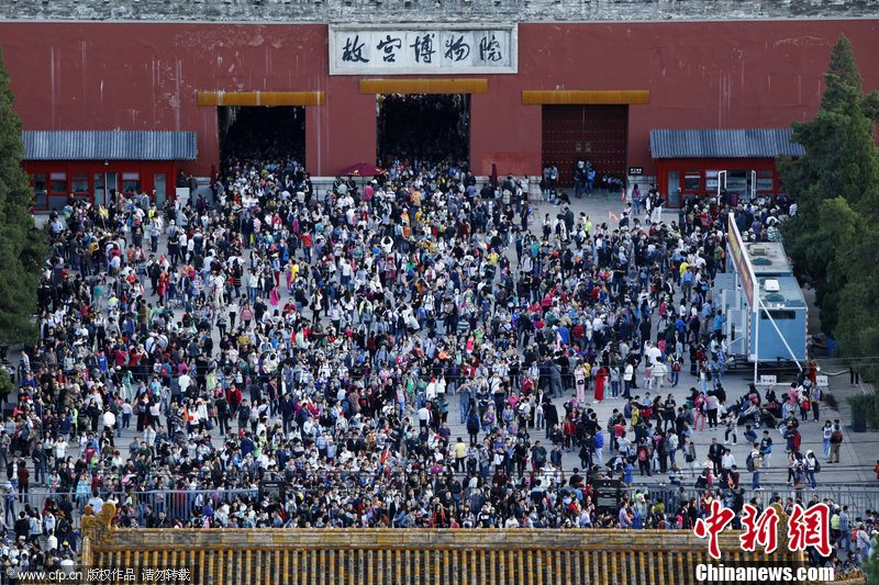 故宫国庆迎客流高峰人潮涌向紫禁城