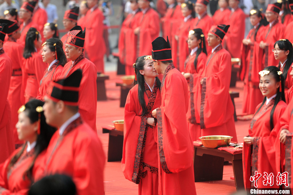 百对新人西安古城墙下举行集体汉式婚礼