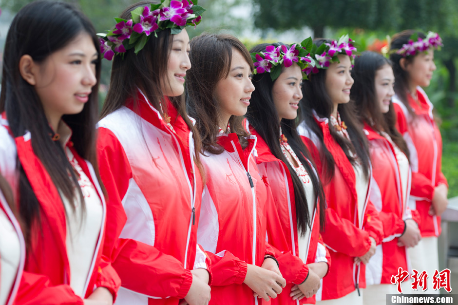 第六届东亚运动会举行欢迎仪式美女司仪亮相
