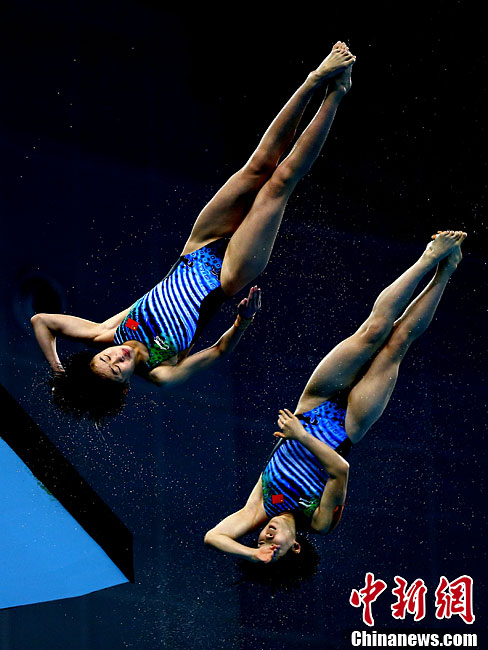 在女子双人十米台决赛中,中国组合邢怡颖,王文娜(图)以总分330.