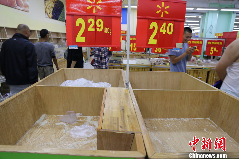 浙江余姚严重内涝超市食品被抢购一空