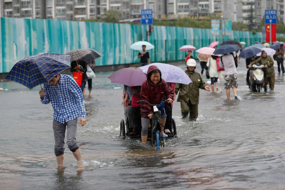 上海暴雨致地铁口积水人力车收费过河