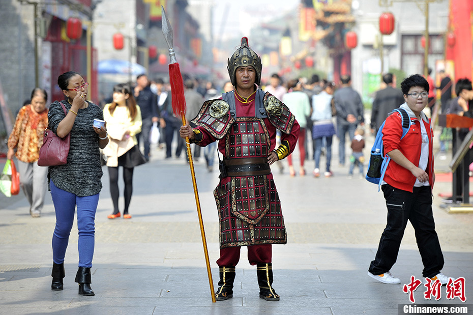 太原明清一条街行为艺术引围观