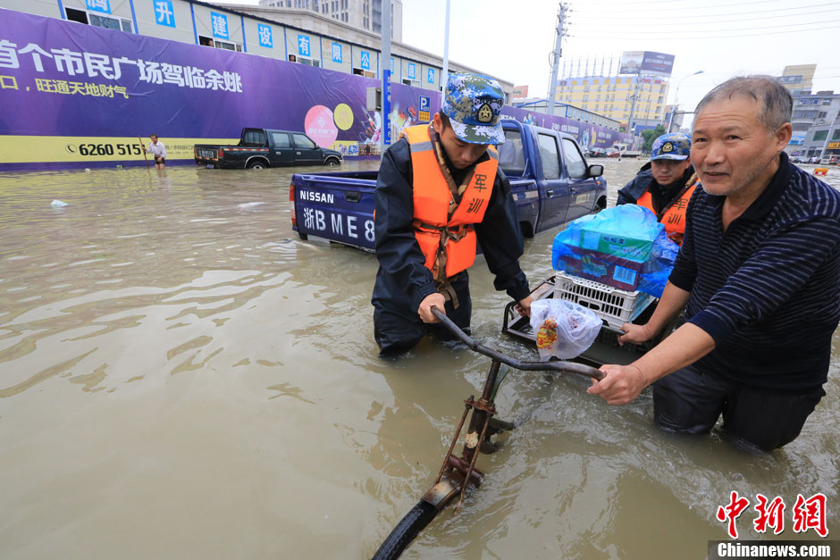 台风"菲特"过后 东海舰队官兵余姚救灾