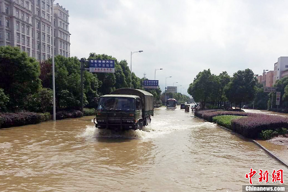 浙江余姚退潮进行时城市伤痕累累市民忙自救