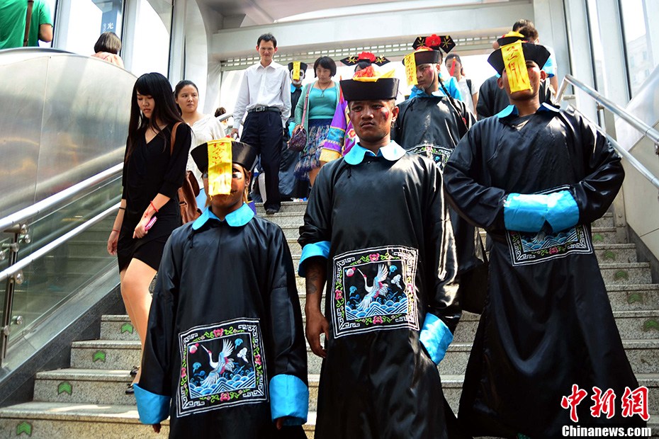 武汉地铁现清朝僵尸惊悚来袭引围观