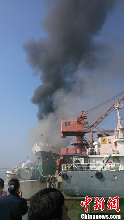位于浙江省宁波镇海区招宝山街道洞桥路15号的一艘油船突然发生爆炸