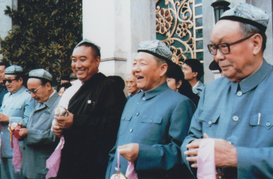 确吉坚赞(右三),赛福鼎.艾则孜(右四)杨静仁(右五)在北京民族文化宫.