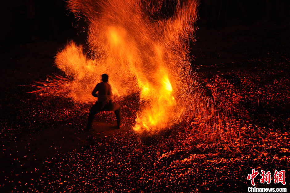 16名大汉光膀赤脚上演磐安炼火