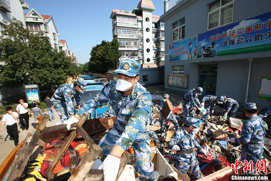 10月12日起,赴宁波灾区抢险救灾的东海舰队官兵开始配合当地政府转入