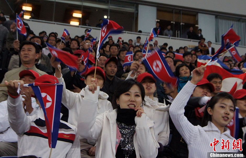 中国U22男足迎战朝鲜队 朝鲜美女拉拉队抢眼
