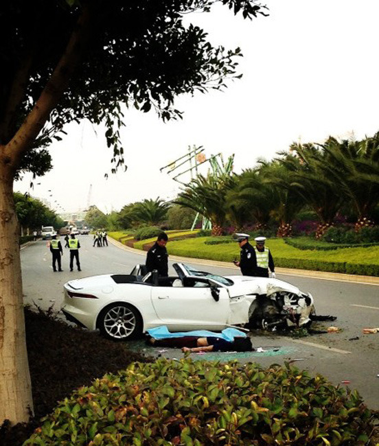 昆明飙车党开豪车飙车肇事司机当场死亡