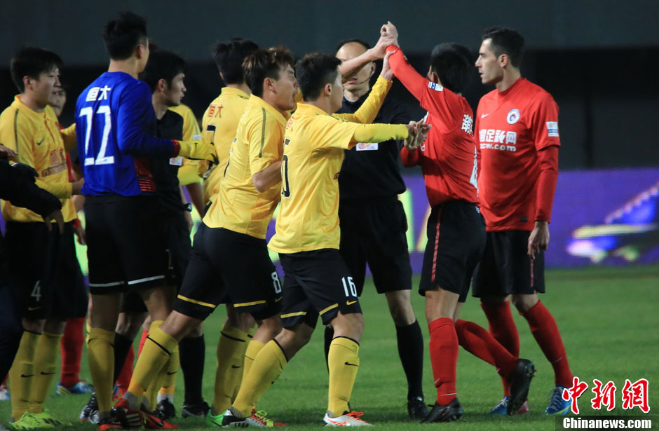 大连人赛季首胜|中超两名外援爆发冲突，大连人无缘首胜，主帅面临下课危机