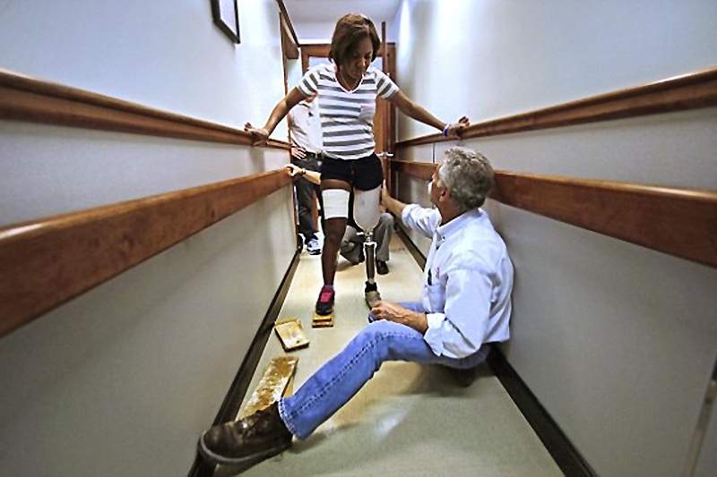 波士顿爆炸案幸存者装义肢再行走