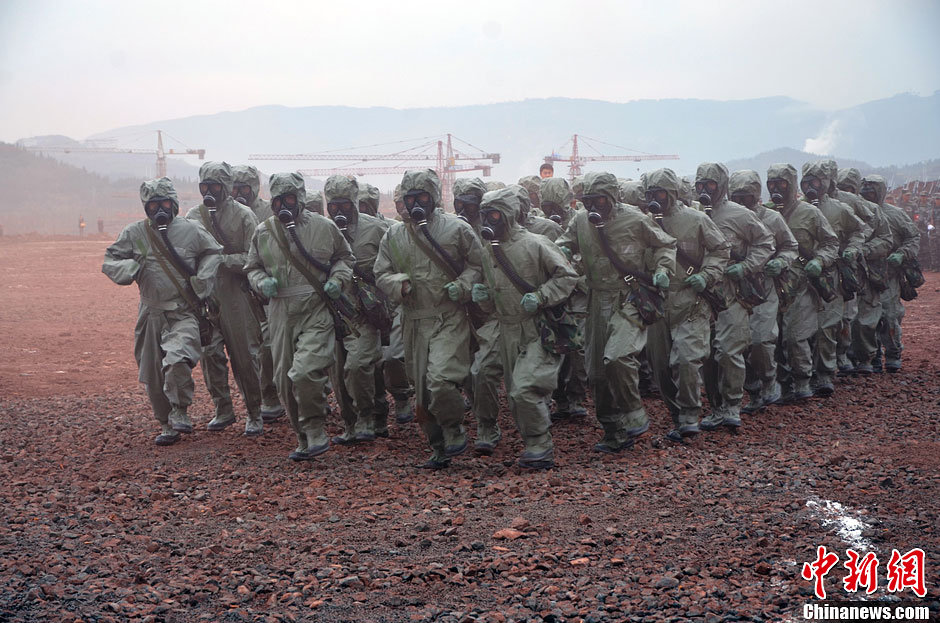 四川达州千余名民兵野外集中驻训练兵