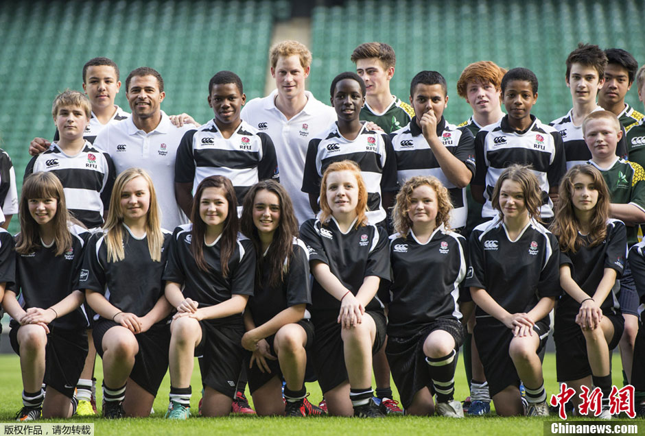 英国哈里王子与青少年同玩橄榄球身手矫健