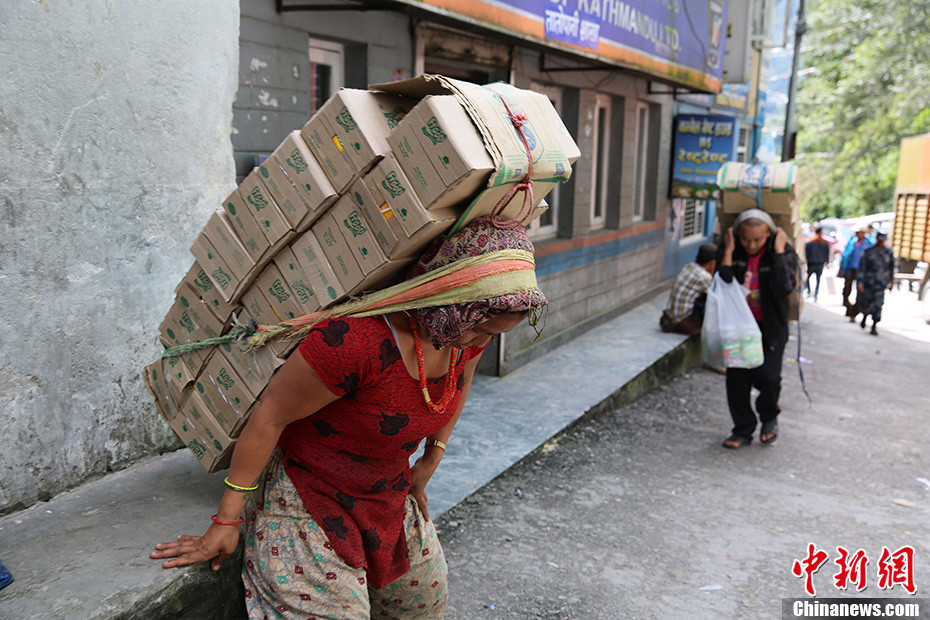 中国尼泊尔友谊桥上的背夫