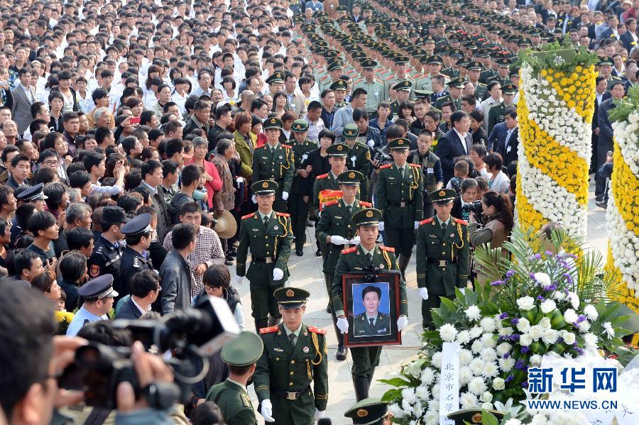 烈士刘洪坤魂归故里10万群众泪别英雄