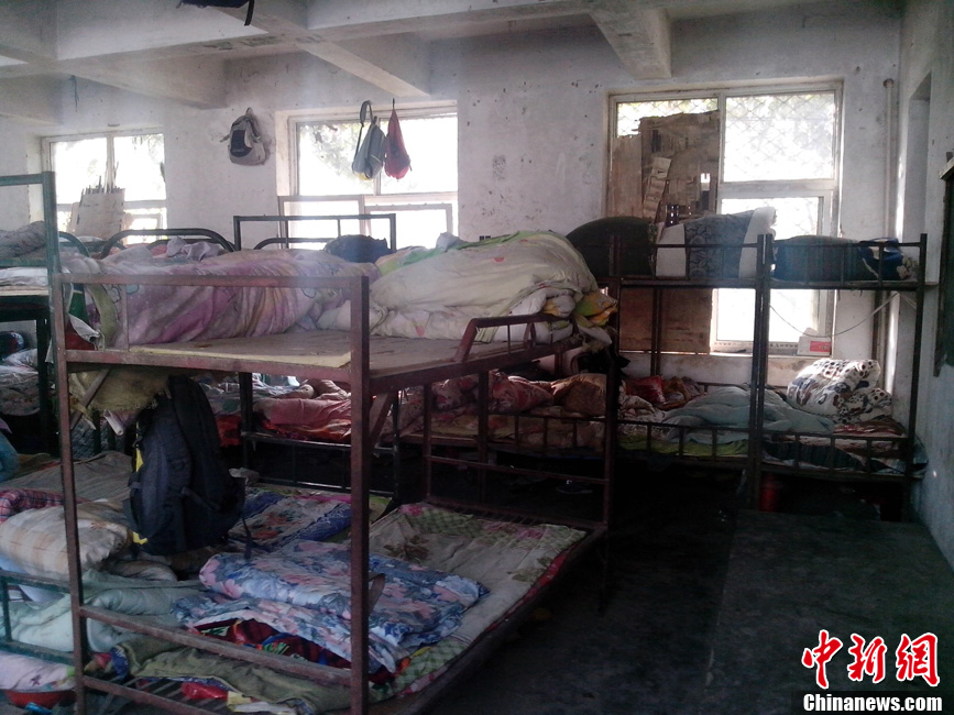 河南一贫困县豪华办公楼扎堆学校宿舍如难民营