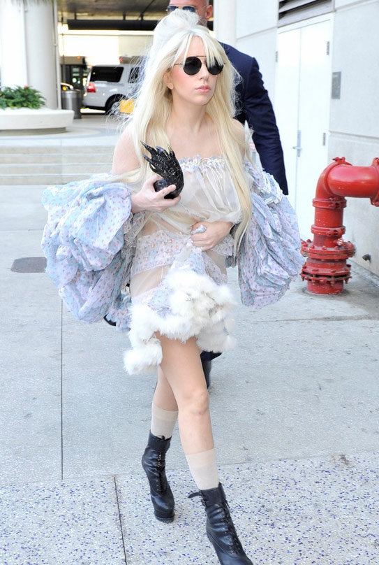 ladygaga透视薄纱裙裹身露内衣大方秀纹身