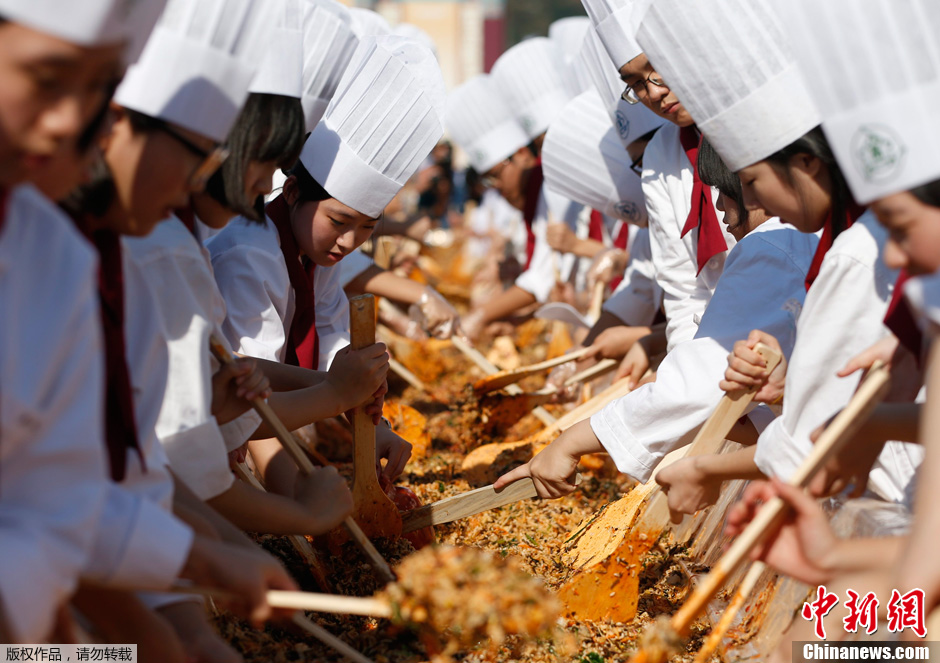 韩国举行美食节 数百人共同拌饭可供1万2千人享用