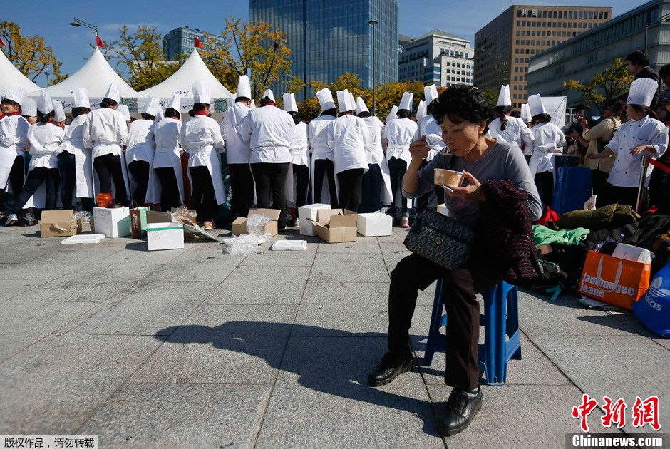 韩国举行美食节 数百人共同拌饭可供1万2千人享用